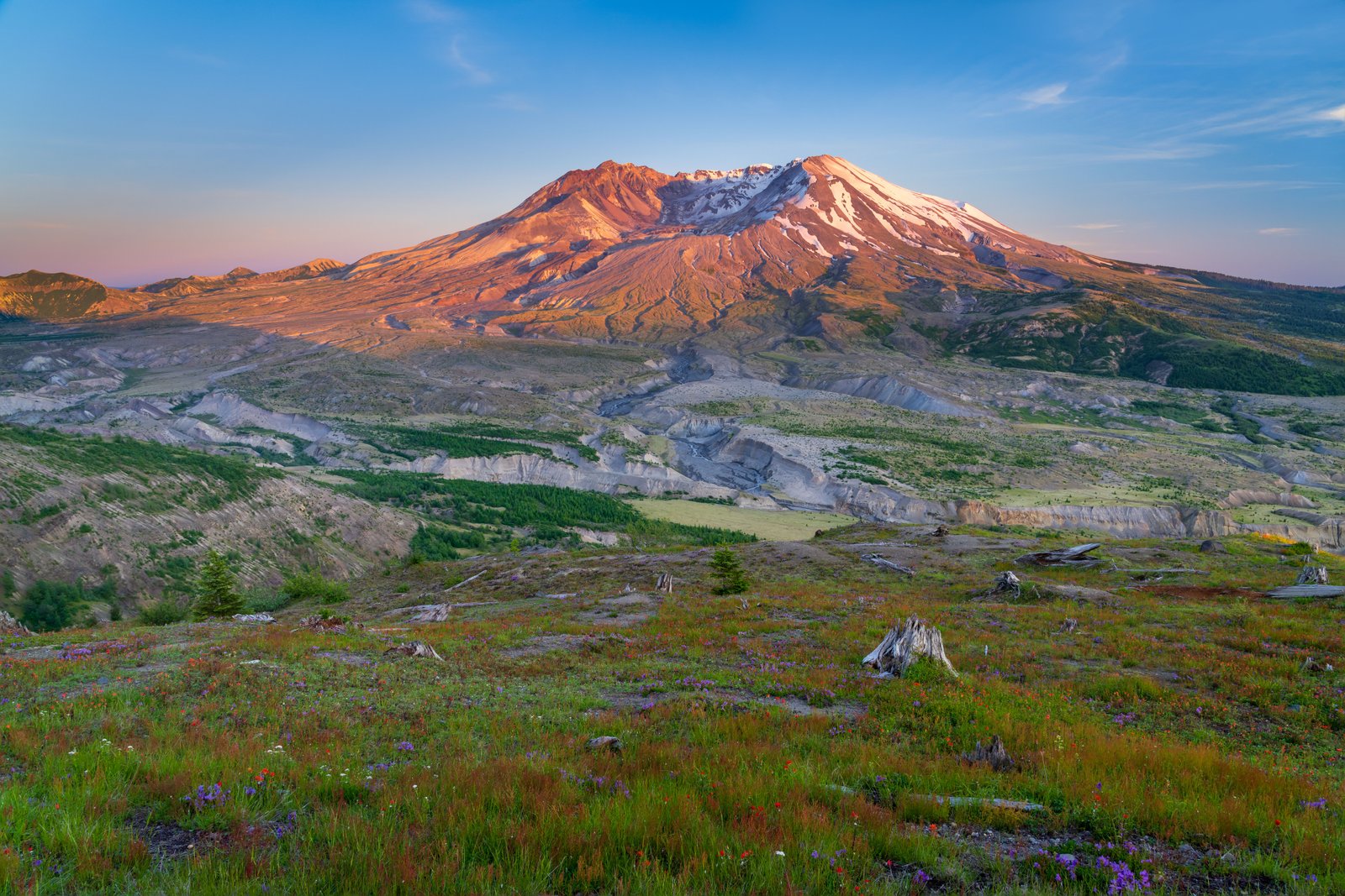Volcanic mountain landscape in Washington